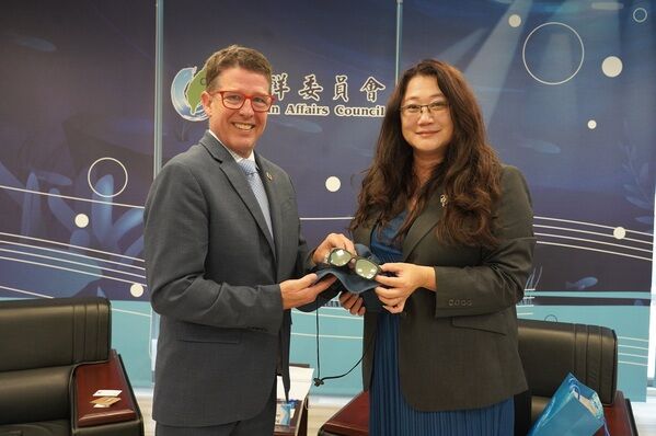 Deputy Minister Hong Presents Sunglasses Made of Marine Debris to Oceans 5 Executive Director Mr. Fox
