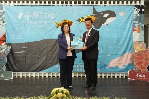 管碧玲主委感謝華頓中都幼兒園 由趙董事長代表受贈