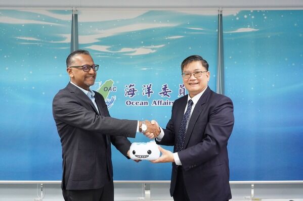 海域安全處黃處長致贈紀念品予IMCA Jason Veerasingam