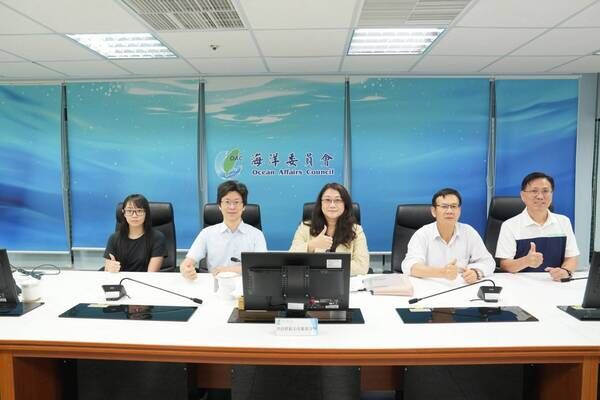海委會洪文玲副主任委員（中）、國立臺灣海洋大學許為元副教授（左二）及海委會同仁合影