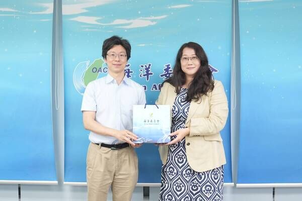 本會洪文玲副主任委員致贈紀念品給許為元副教授