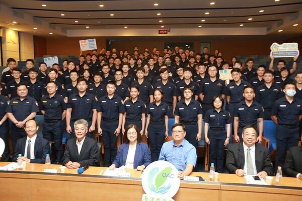 海委會管碧玲主委與中央警察大學水上警察學系全體師生合影
