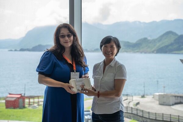 Dr. Hong, Deputy Minister of the Ocean Affairs Council, presents environmentally friendly soap from Keelung’s local business made with locally harvested Gelidium to Dr. Chen, Director-General of the NMMST