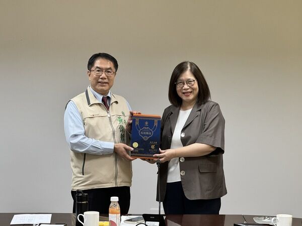 圖四、管主委致贈禮品