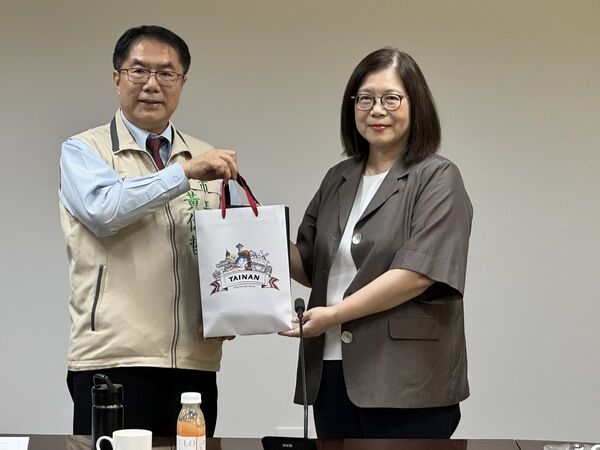 圖五、黃市長致贈禮品