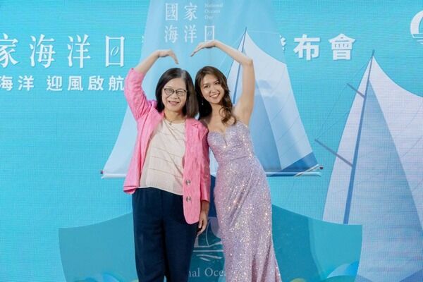 海洋委員會管碧玲主任委員與「2024第五屆國家海洋日」代言人鄭婷怡小姐共比愛心，代表對海洋無盡的愛
