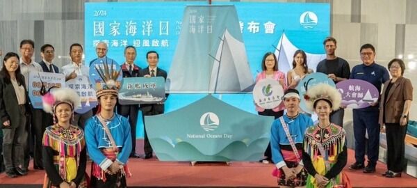 「2024第五屆國家海洋日」活動發布會啟動儀式，由管碧玲主委及貴賓一同拉開船帆，象徵探索海洋 迎風啟航