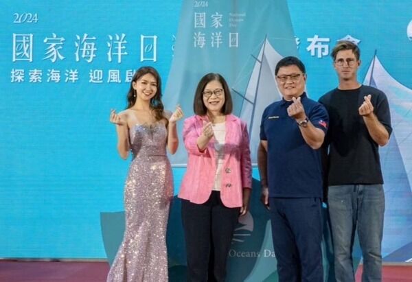 海洋委員會管碧玲主委(左2)與國家海洋日3位代言人-鄭婷怡小姐(左1)、台灣身心障礙潛水協會陳克誠理事長(右2)、台東帆船學校創辦人小飛教練(右1)，共同宣傳國家海洋日活動