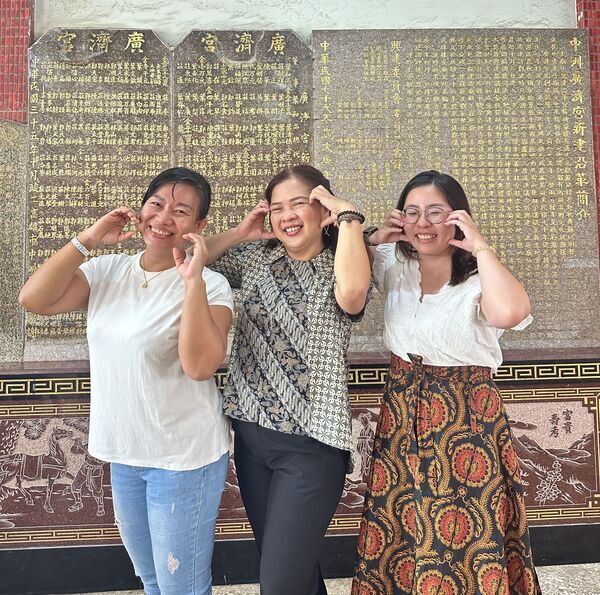 3 speakers poses for a photo(left 劉麗娜、吳秋娥、洪淑綾)