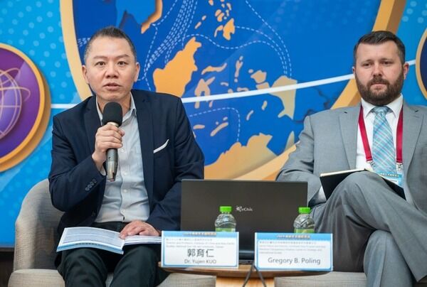 圖5：國立中山大學中國與亞太區域研究所所長郭育仁(左)及CSIS主任葛雷格利．波林(右)
