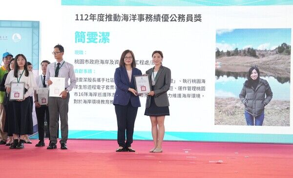 海洋事務績優公務員簡雯潔領獎