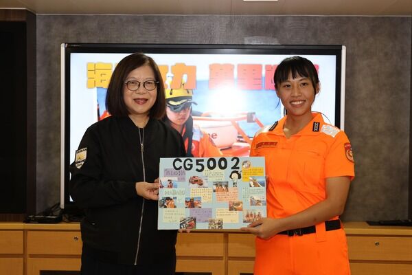 圖二：「海巡女力 萬里巡護」新竹艦女性同仁致贈管主委手作卡片