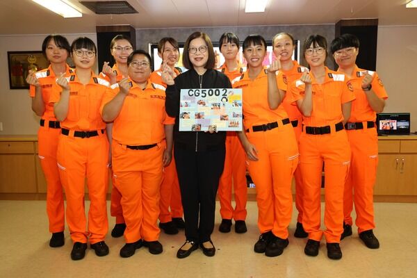 圖三：管碧玲與新竹艦女性同仁全員合影