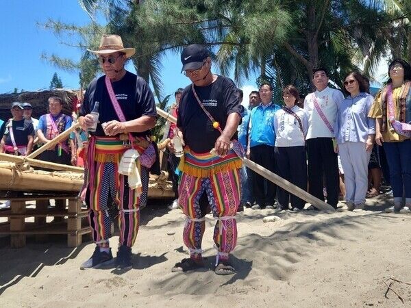 船團團長劉裕義(Cinaw)及副團長(Laway)蔡文勝進行祈福儀式(2)