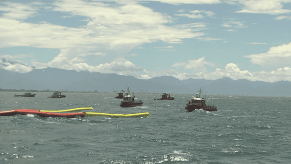 圖3、以U型攔油索圍堵集中海面油污