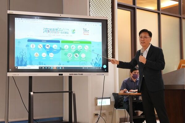 圖五、海洋委員會王茂城處長示範「海域遊憩活動一站式服務資訊平臺」各項功能及內容