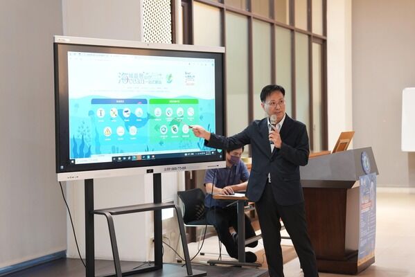 圖六、海洋委員會王茂城處長示範「海域遊憩活動一站式服務資訊平臺」各項功能及內容