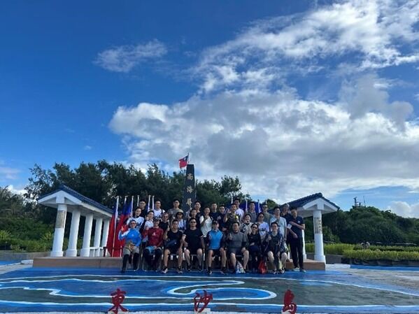參訓學員於南海屏障國碑合影