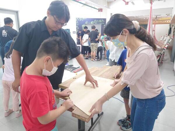 學員依模具繪製裁切線(1)