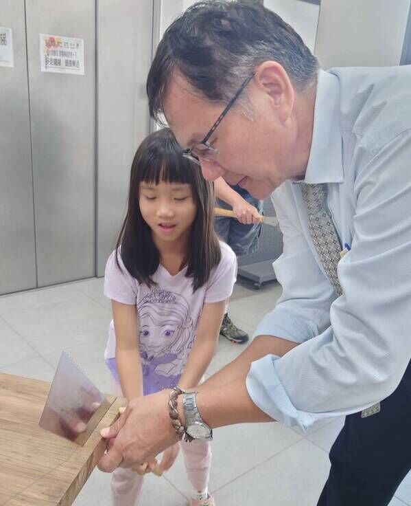 學員按草圖線裁切船肋構件(1)
