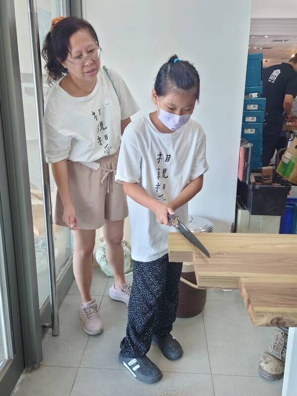 學員按草圖線裁切船肋構件(2)