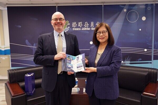 管主委贈送海洋委員會紀念悠遊卡予谷立言處長