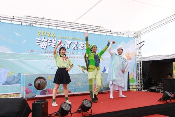 「天馬戲」創作劇團以趣味表演揭開活動序幕