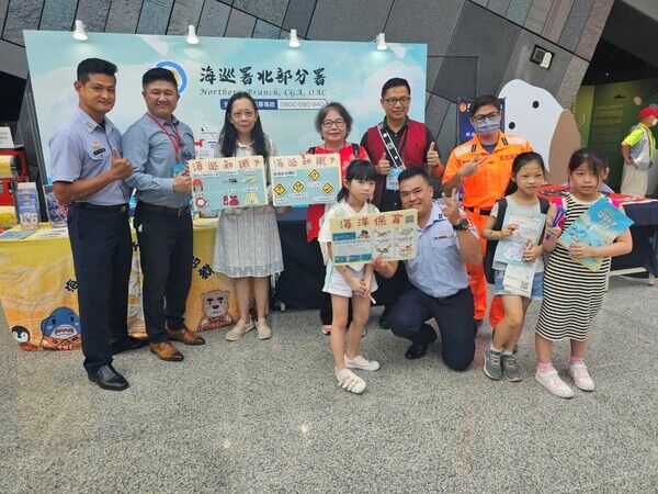 海巡署北部分署人才招募攤位宣傳海洋知識與海洋保育理念