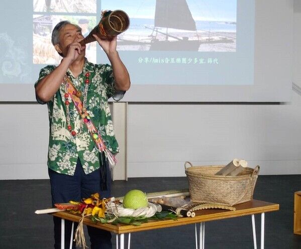  旮亙樂團的少多宜‧篩代老師吹響三聲號角