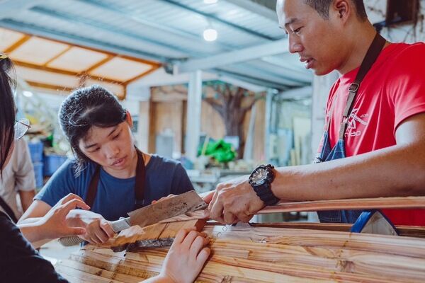 均一學校黃柏融老師帶領學生製作邊架船船體船身