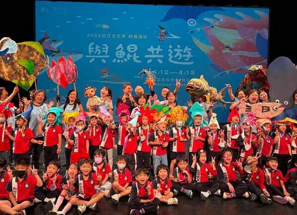 圖7 愛因斯坦幼兒園小朋友與演出團隊合影
