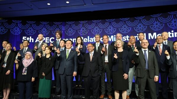 Minister Kuan Bi-ling (center, back row) pictured in the group photo with other Heads of Delegation from APEC member economies.