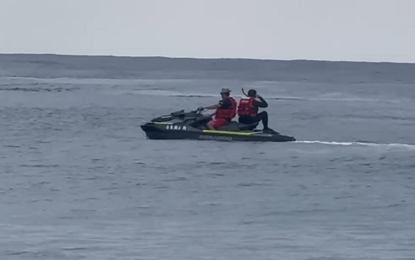 海巡志工成員楊國聖駕駛水上摩托車載著綠島安檢所小組長沈呈鴻共同執行海面搜索救援任務