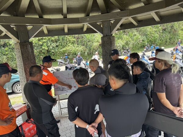 海巡署於綠島大白沙海域成立前進指揮所與各救援能量進行現場環境分析及搜索規劃
