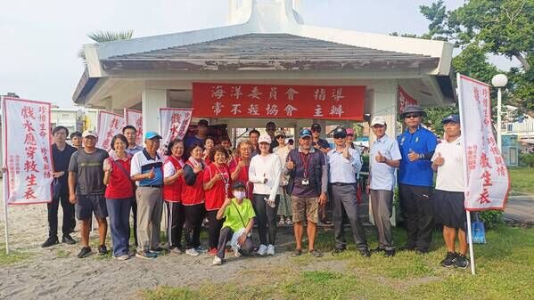「為平安台灣，海域安全而走」行腳活動現場大合影(右六為陳麗娜議員、右五為常不輕協會王能啟理事長、右四為海委會海域安全處洪挬論處長)