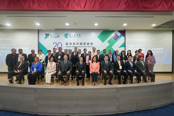 2025台灣國際海洋論壇匯聚多國官方及民間專家學者，包含美國《華盛頓時報》總裁Thomas P. McDevitt（第1排左4）、日本自民黨眾議員黃川田仁志(第1排右3)、立憲民主黨眾議員青山大人(第1排右1)、源馬謙太郎(第1排右2)、美國國會及行政當局中國委員會幕僚長Piero Tozzi先生（第1排左1），以及世界資源研究所（WRI）2030海洋行動聯盟主任Cynthia Barzuna女士(第1排左2)