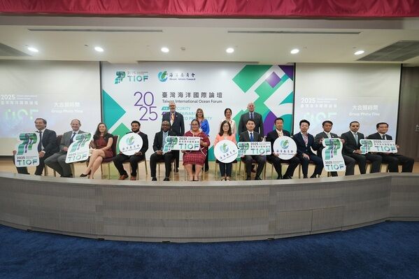 管碧玲主委與多位駐台大使及代表處代表合影包含比利時台北辦事處代表Matthieu Branders先生（第1排左1）、歐洲經貿辦事處處長Lutz Güllner先生（第1排左2）、駐台北以色列經濟文化辦事處代表Maya Yehudit Yaron女士（第1排左3）、聖文森公使Elroy Willson先生（第1排左5）、馬紹爾群島共和國大使Anjanette Kattil女士（第1排左6）及沙烏地阿拉伯商務辦事