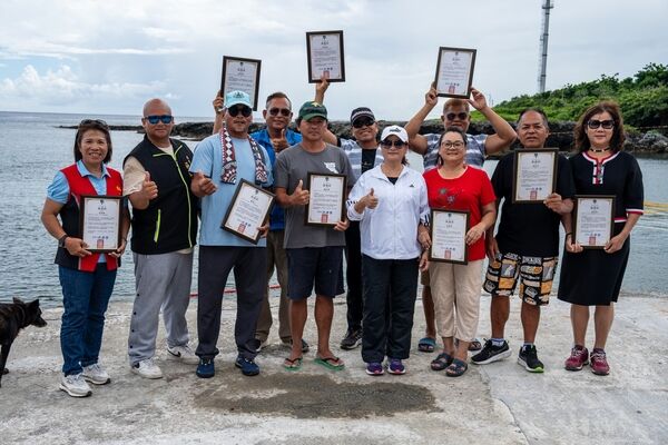 「好月盃」30年歷任理事長合影（左起為第7屆理事長黃碧妹、現任理事長施孝榮、第4屆理事長謝路人、第10、13屆理事長施拉橫、臺東縣蘭嶼鄉鄉長吳清美、第6、8屆理事郭惠妹、第1、3屆理事長謝春英，後排右起為第9屆理事長謝清泉、第2屆理事長施拿保、第12、14屆理事長謝明智）