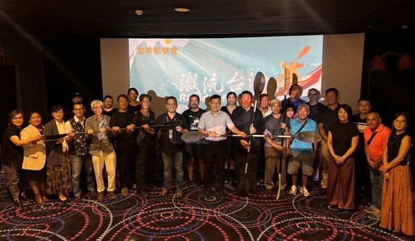 《激流台灣》首映記者會貴賓、製作團隊及主角群們合影（前排左8為原文會瑪拉歐斯董事長、左9為玄奘大學簡紹琦校長、左10為海洋委員會吳哲瑋副處長）