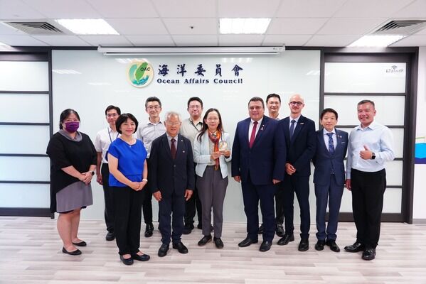 本會副主委黃向文(前排左3)與法屬玻里尼西亞政要訪問團團長羅夫齊(前排右4)一行合照