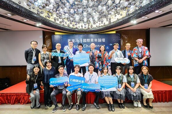 黃向文副主委與日本參賽團隊師生及評審合影