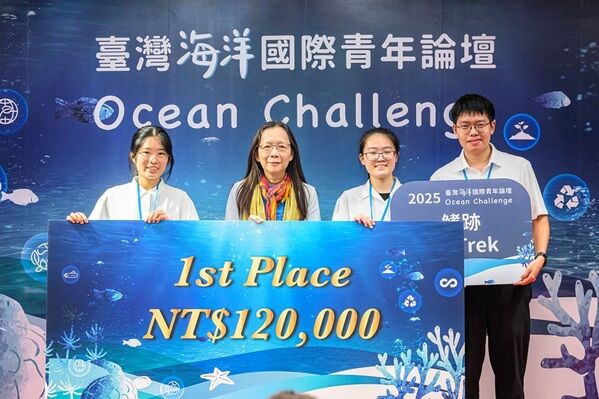 黃向文副主委頒發青年組金獎