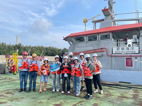 決選團隊許願登上麥寮除汙船了解除汙設備及功能