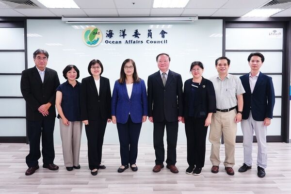 海洋委員會管碧玲主任委員(左4)與國立高雄師範大學王政彥校長(左5)率領團隊合影