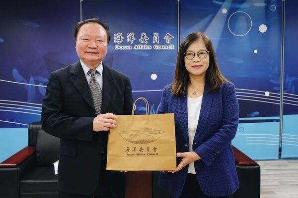 海洋委員會管碧玲主任委員致贈紀念品予國立高雄師範大學王政彥校長