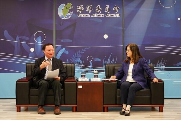 海洋委員會管碧玲主任委員與國立高雄師範大學王政彥校長進行深度討論與交流