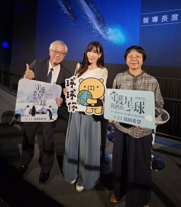 映後由舒夢蘭導演(中)、海科館陳麗淑博士(右)及海洋大學副校長冉繁華(左)進行對談