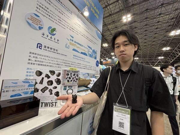 日男手拿海廢招財貓