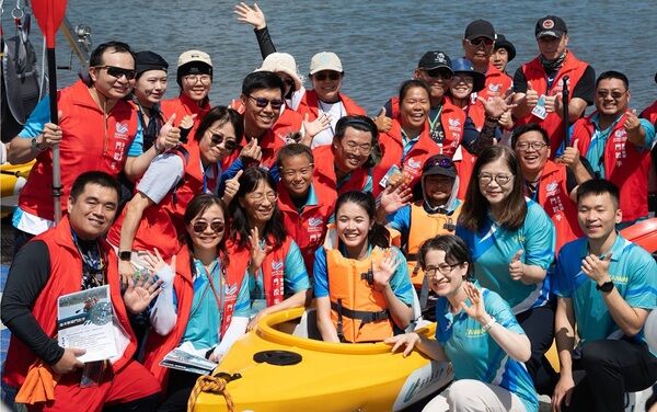 副總統及管碧玲主委與海洋無障礙服務團隊「海洋無礙鬥跤手」志工合影