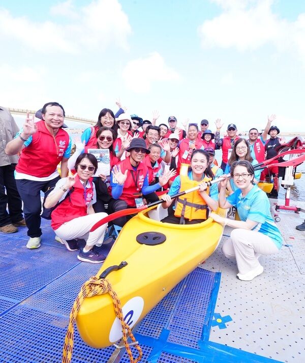 蕭美琴副總統、管碧玲主委遞槳歡送身障朋友出航